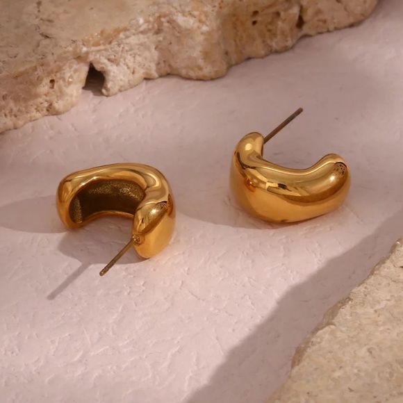 New 18K Gold Hollow Irregular Stud Earrings - Picture 4 of 7